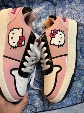 Hello Kitty Pink Sneakers Women’s 9 NWT